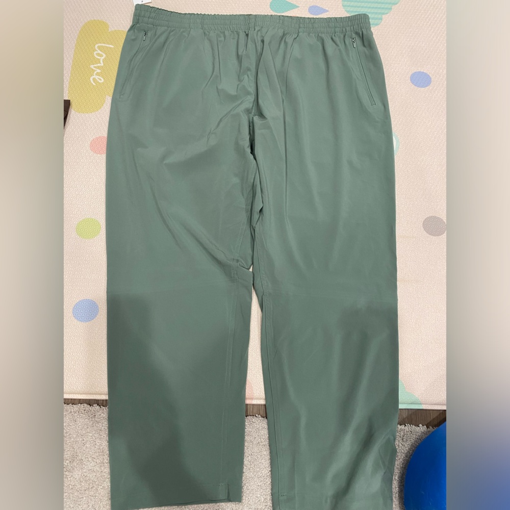 NWT Outdoor Voices Zephyr Pants 29”, Laurel Wreath. 2 front pockets w/ zippers